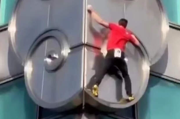 На Тайване американец залез на небоскрёб высотой 508 метров без страховки