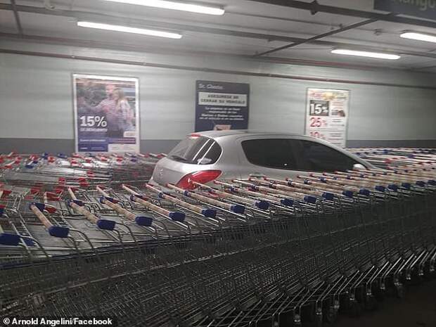 Работники супермаркета наказали водителя, неправильно припарковавшегося возле магазина