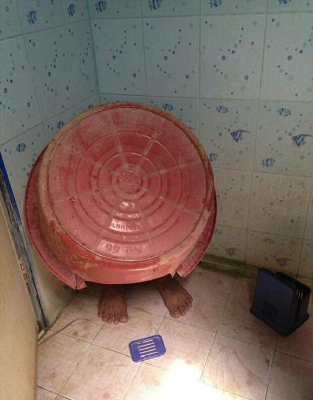 В Таиланде преступник пытался спрятаться от полиции под тазиком