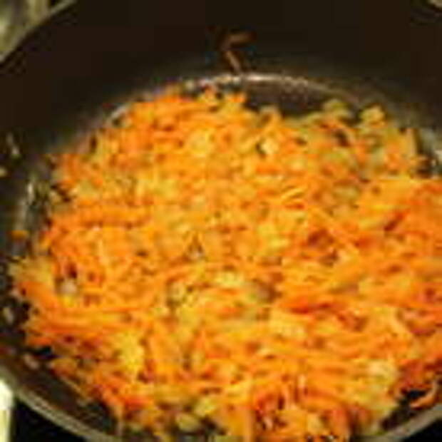 Морковку и лук мелко порезать, обжарить на оливковом масле, добавить немного воды и еще потушить минут 5-7.