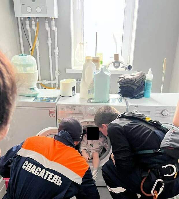 В Казани ребенок залез в барабан стиральной машины и застрял