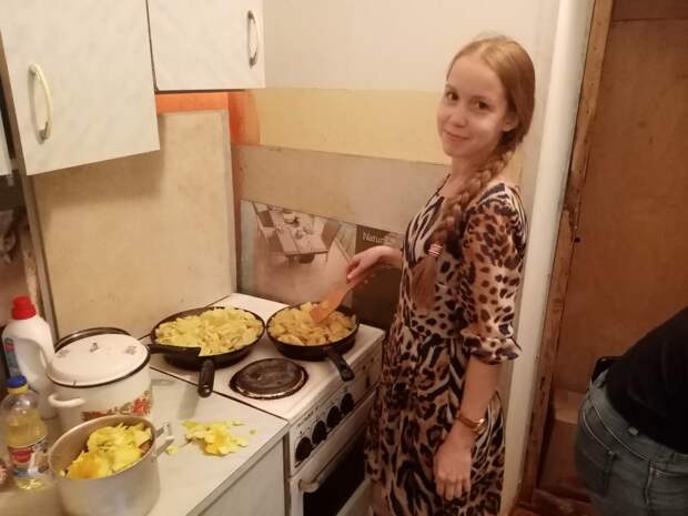 В Твери православная молодежь провела субботник в гостинице для бездомных