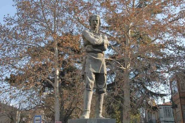 Памятник Горькому в Тбилиси