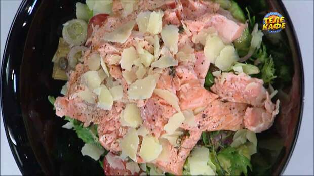 Тёплый салат с лососем, овощами и каперсами