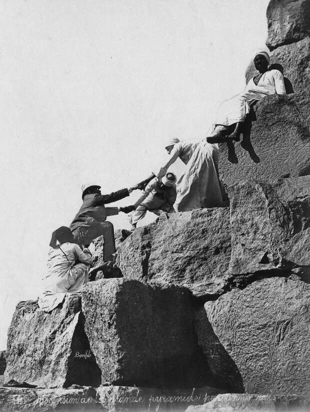 Блог - На вершине чуда света: ретрофотографии туристов на пирамидах Гизы На вершине чуда света: ретрофотографии туристов на пирамидах Гизы