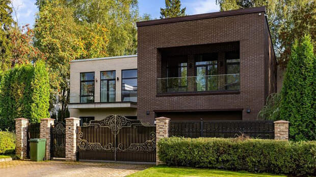 Секретные комнаты и стеклянный пол: Билан продает свой особняк