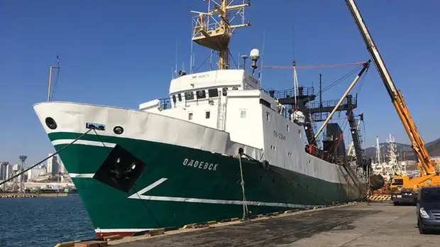 Моряков с аварийного траулера «Одоевск» переправили на берег