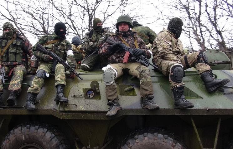Военнослужащие ДНР на бронетранспортере