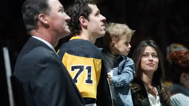 Кастерова показала, как Малкин с сыном купаются в бассейне