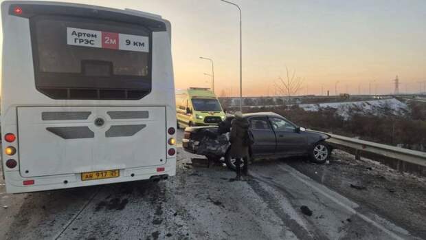 Легковушка вылетела на встречную полосу и протаранила пассажирский автобус в Приморье