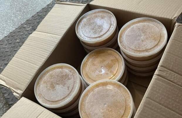 Астраханские автоинспекторы остановили автобус, в котором нашли 6 кг щучьей икры без документов