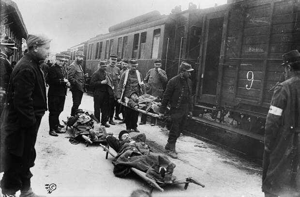 Раненные солдаты, доставленные на железнодорожную станцию. Октябрь 1914 года. Фото: Библиотека Конгресса США