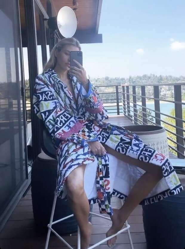 Самый сексуальный халат: Стелла Максвелл в необычном образе Versace (фото 1)