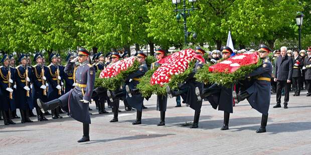 Собянин возложил цветы к Могиле Неизвестного Солдата в канун Дня Победы