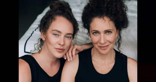 Ксения Раппопорт показала детские фото дочери Аглаи Тарасовой в честь её 32-летия