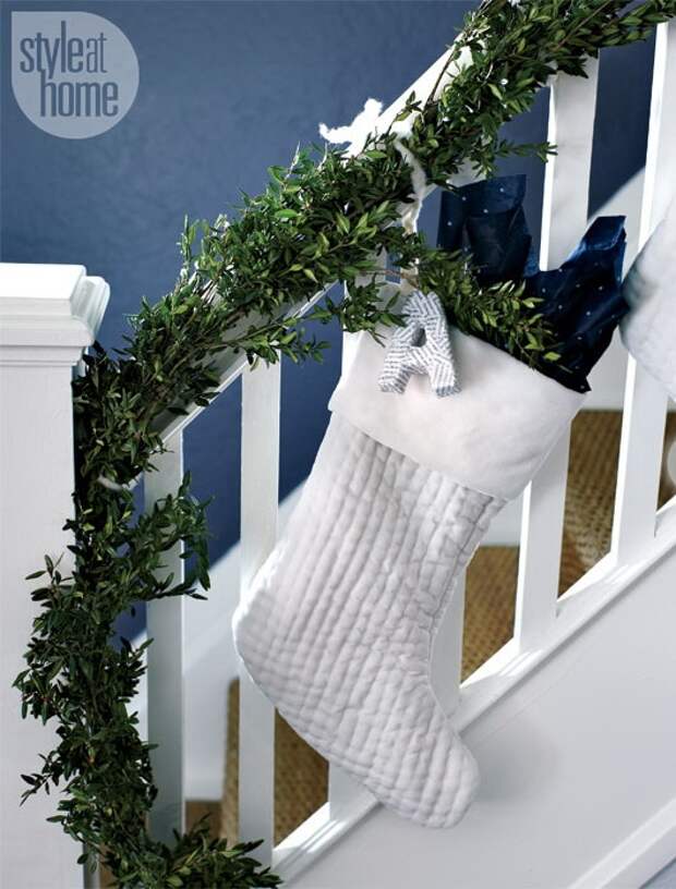 Дизайн интерьера. Потрясающие идеи украшения лестниц к Рождеству (19) (530x698, 228Kb)