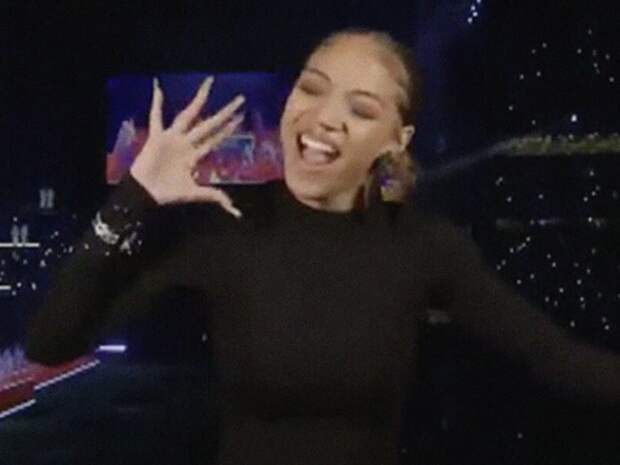 Заводная сурдопереводчица затмила беременную Рианну на Супербоуле-2023 (ВИДЕО)