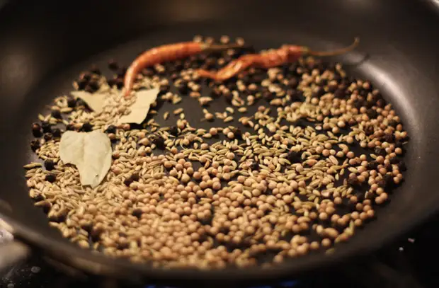 6 продуктов, которые надо начинать готовить на холодной сковороде, а не нагревать ее