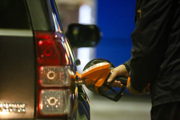 Автомобилистам назвали признаки некачественного топлива в баке