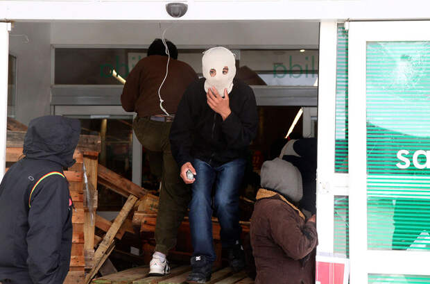 Вот мародеры грабят супермаркет в Сан-Карлос-де-Барилоче, Аргентина