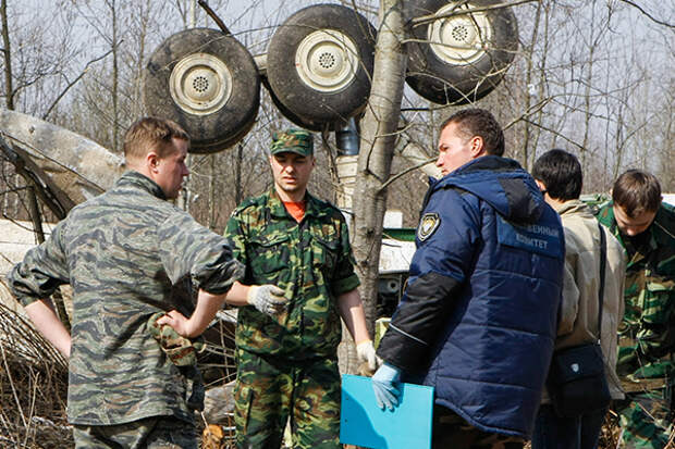 Польский президент разбился под Смоленском по вине экипажа. Поляки не верят