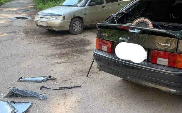 Неизвестный вскрыл и ограбил припаркованную в Рязани машину