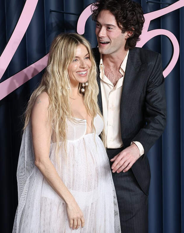 Сиенна Миллер готовится стать мамой в третий раз