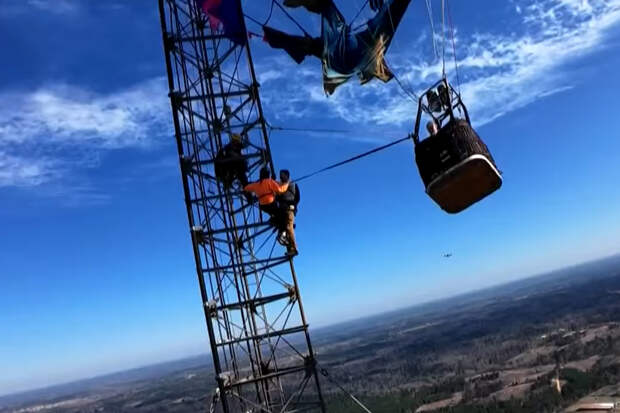 Пассажиры воздушного шара застряли на высоте 300 метров и попали на видео