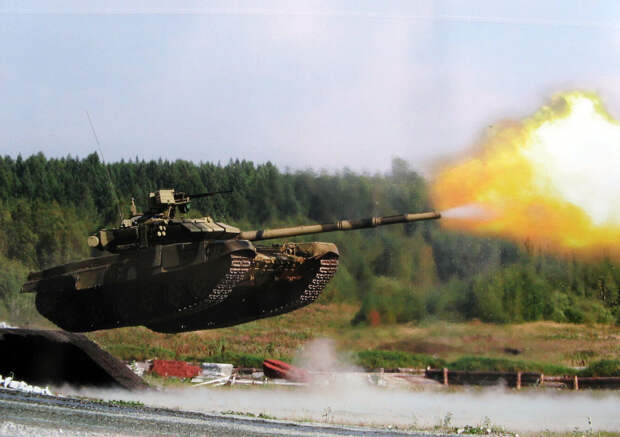 "Карлик на плечах Великана" Или почему 30 лет Министерство Обороны критиковало танки Т-90 считало их бесполезной модификацией?