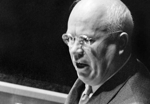 Никита Хрущев во время выступления на 15-й Генеральной Ассамблее ООН, 1960 | Фото: gdb.rferl.org