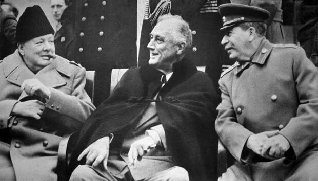 Уинстон Черчилль, Франклин Рузвельт и Иосиф Сталин во время Ялтинской конференции