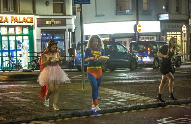 Тысячи пьяных гуляк вышли на британские улицы в страшных костюмах