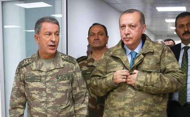 На фото (слева направо): глава Генштаба Турции Хулуси Акар (справа) и президент Турции Реджеп Тайип Эрдоган