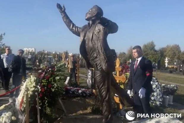Пугачева помогала, Элтон Джон прислал цветы: как открывали памятник Моисееву