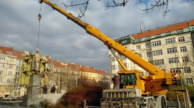«Обращает на себя внимание особый цинизм»: как власти пражского муниципалитета демонтировали памятник маршалу Коневу