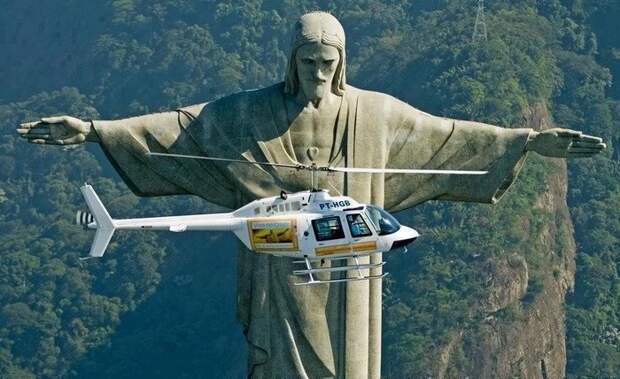 Скульптура "Христос-Искупитель" и вертолет