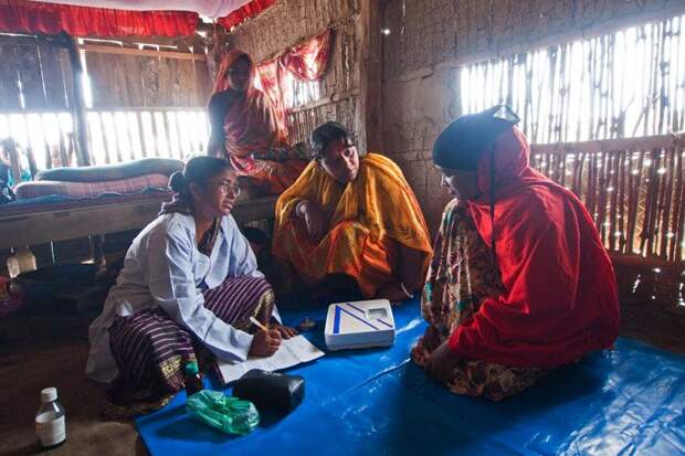 Необходимые решения.  Огромное количество работников сферы здравоохранения, обученных при поддержке неправительственных организаций Бангладеш под названием BRAC, помогли снизить уровень детской смертности и уровень рождаемости в целом.