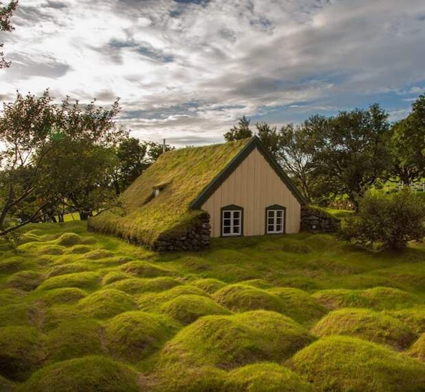 Дом в горном регионе Исландии.