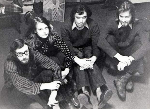 Лев Рубинштейн, Ирина Нахова, Андрей Монастырский, Никита Алексеев. 1975 г. / Фото: www.colta.ru