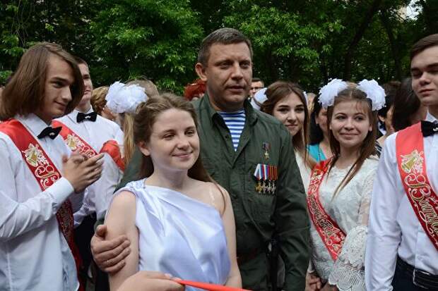 Глава Донецкой народной республики Александр Захарченко с выпускниками лицея Интеллект в Донецке во время празднования последнего звонка Глава Донецкой народной республики Александр Захарченко с выпускниками лицея Интеллект в Донецке во время празднования последнего звонка