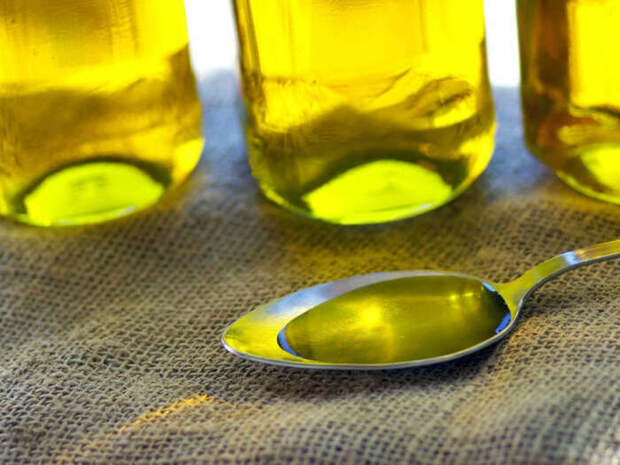 Кукурузный крахмал отлично убирает пролитое масло. /Фото: buzzfeed.de Кукурузный крахмал отлично убирает пролитое масло. /Фото: buzzfeed.de