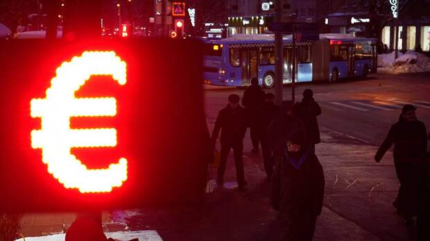 «Два евро за доллар»: европейской валюте предрекли значительное падение в 2023 году