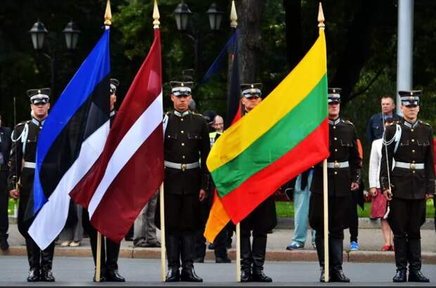 Флаги трех прибалтийских республик (слева направо) Эстония. Латвия и Литва 