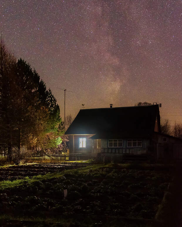 Как же здорова в деревне . Вышел а над тобой миллион звёзд . Красота 😍 Это звездное небо над нашим домиком в деревне прямо сейчас