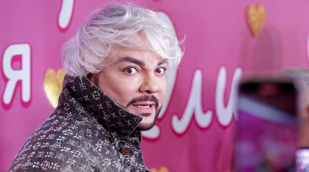 Помощница Киркорова рассказала, почему он закурил прямо в аэропорту