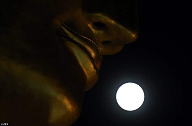 Супер-луна и статуя Будды, Мьянма nasa, Суперлуние, в мире, луна, новости, полнолуние, редкие фото, фото
