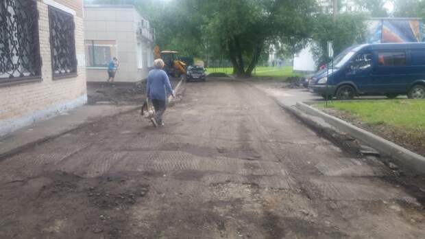 Во дворе в Путевом установили бордюрный камень Фото предоставлено управой