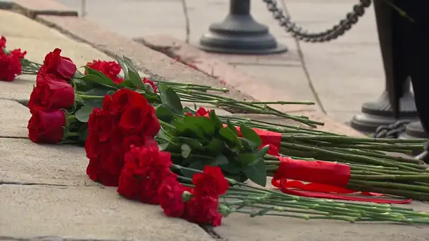 Путин возложил цветы к памятнику Минину и Пожарскому на Красной площади