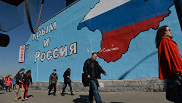 Патриотические граффити на Таганской площади с надписью Россия и Крым – вместе навсегда. Архивное фото