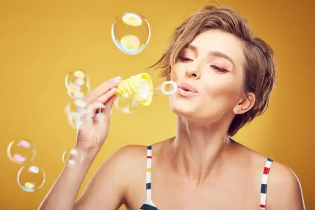 девушка пускает мыльные пузыри